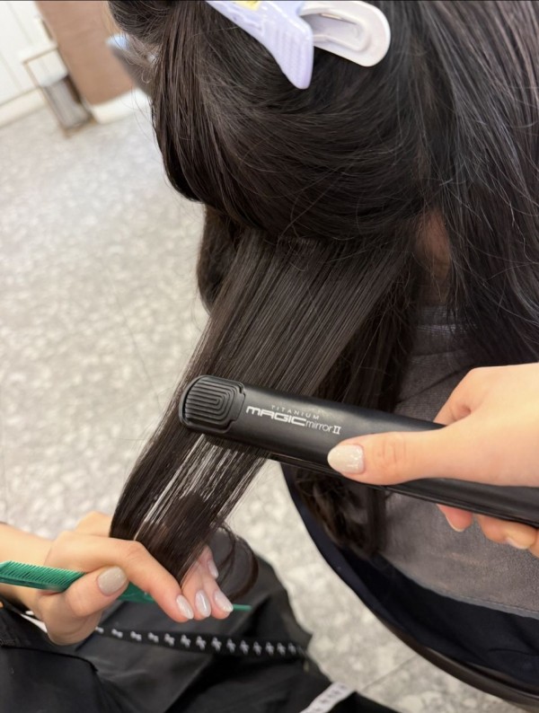 그레이스펌으로 분위기 여신 되는 긴머리 볼륨펌 추천 성신여대역 미용실 살롱드바이퍼스트 은비 시술중4