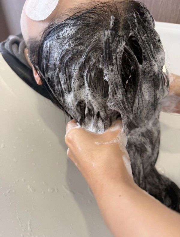 성신여대 미용실 살롱드바이퍼스트 은비 긴머리 레이어드c컬펌 시술중2