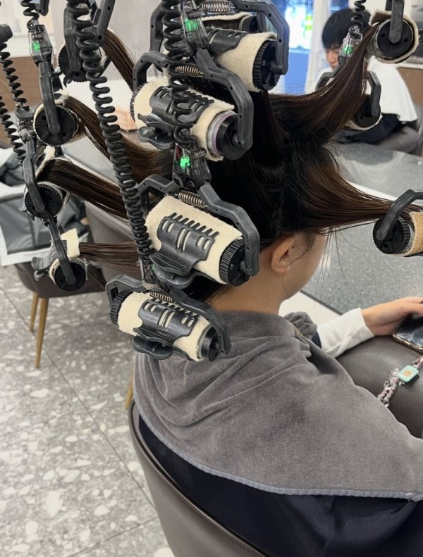 그레이스펌으로 분위기 여신 되는 긴머리 볼륨펌 추천 성신여대역 미용실 살롱드바이퍼스트 은비 시술중3