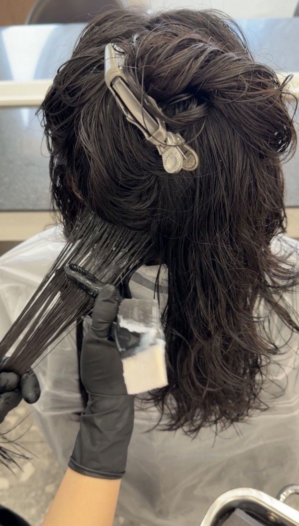 성북구 미용실 살롱드바이퍼스트 은비 굵은웨이브펌 시술중4