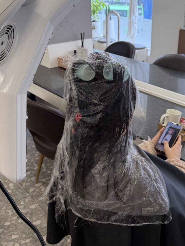 얼굴형까지 예뻐 보이는 그레이스펌 시술중2