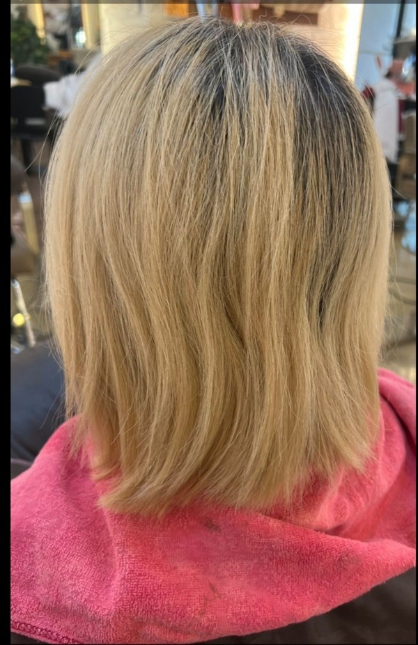 성신여대 미용실 백금발 애쉬블론드 컬러 시술중