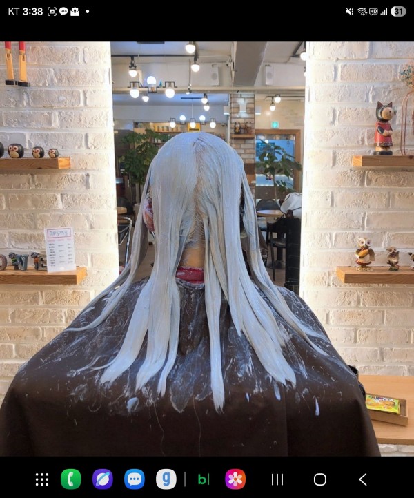 성신여대 미용실 백금발 스타일 시술중4