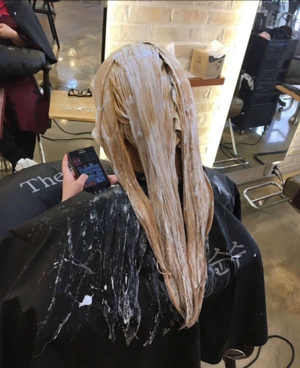 성신여대 미용실 애쉬핑크컬러 시술중